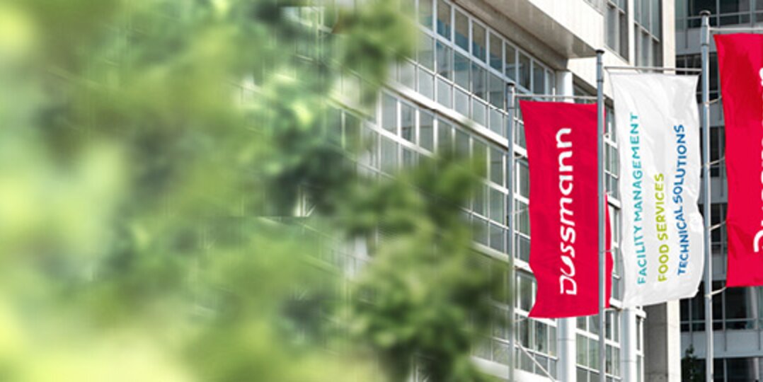 Drei Fahnen mit Dussmann Logo 