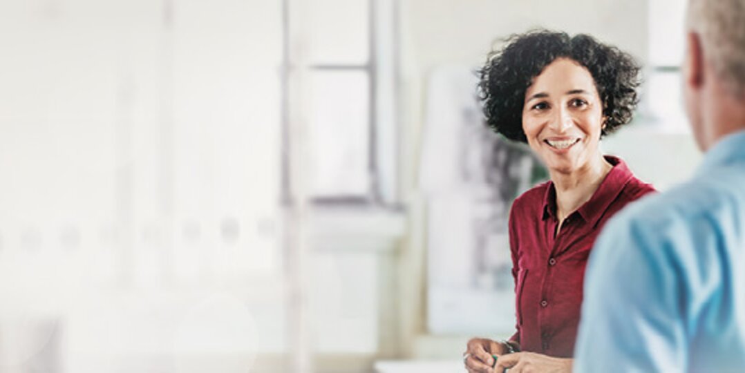 Frau spricht mit Team 