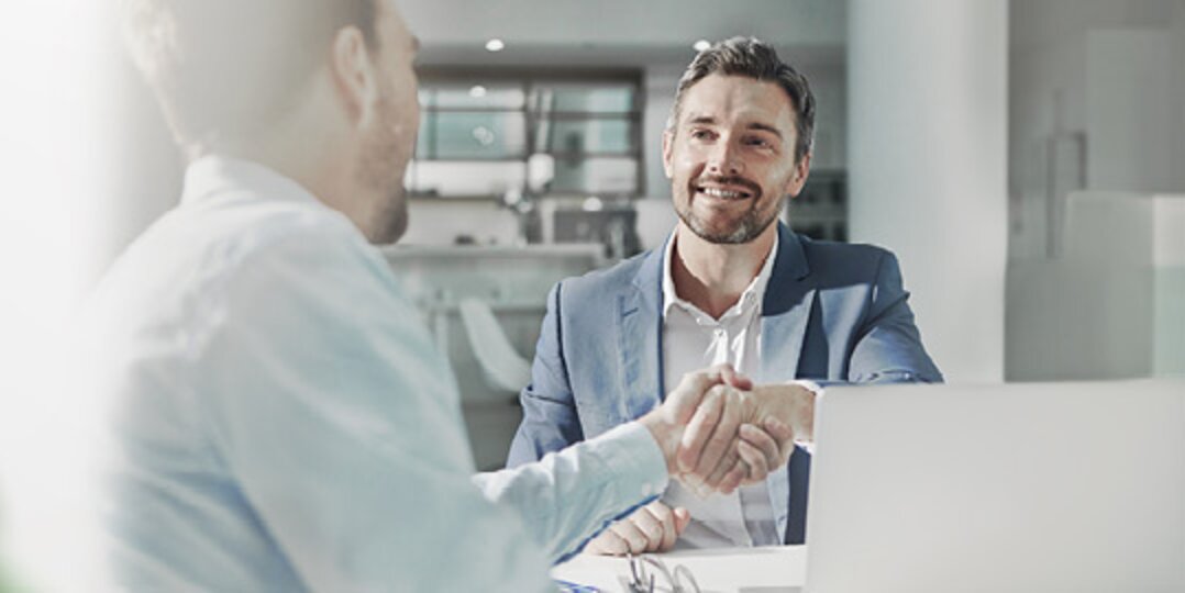 Zwei Männer schütteln sich die Hände 