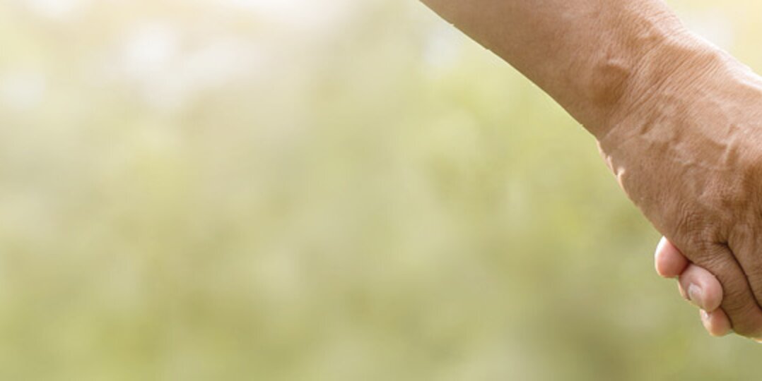 Hände halten sich als Gemeinschaft