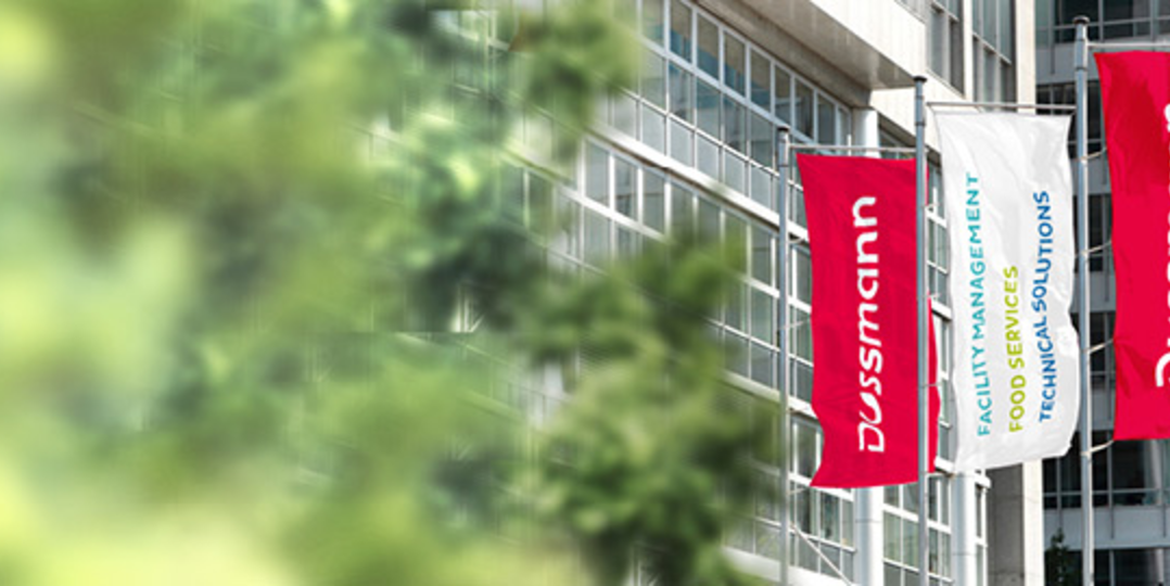 Gebäude mit Dussmann-Flagge