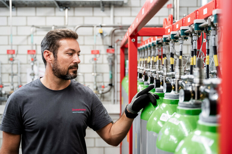 Ein Techniker der Gebäudetechnik kontrolliert eine Löschanlage